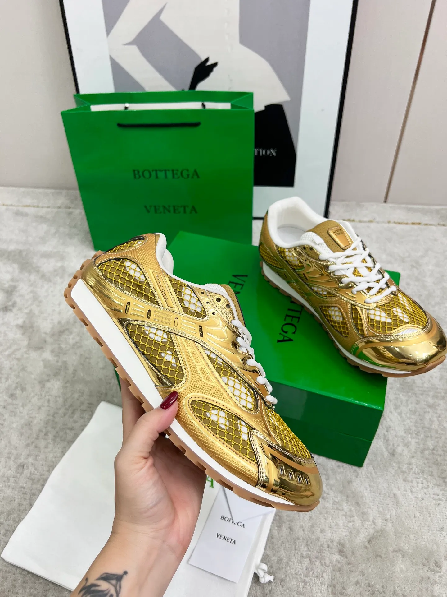 P540. Top version (couples model) Bottega Veneta Bottega Veneta 23ss autumn and winter show BV Orbit sneakers Wang Yibo's same style couples casual shoes dad shoes! Runner sneakers! Original purchase and development!  Made of original lightweight technical mesh fabric, the same as the original version! The process is complicated!  Paired with a rubber outsole designed with a geometric pattern, the high version of the Wang Zha series is actually much taller, but the legs still look slim. Very nice. Durable and playable, standard and version-matching shoe package technology, look for high-end versions. The original outsole is exclusively molded, and the color-blocked TPU outsole is used. The material and weight are the same as the original!  Size: #Female 35-41 (40 and 41 customized sizes are non-refundable) Male 39-45 (45 size customized are non-returnable and exchangeable)